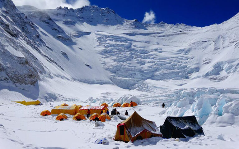 Cutremur Everest: Cei doi alpiniști români sunt teferi